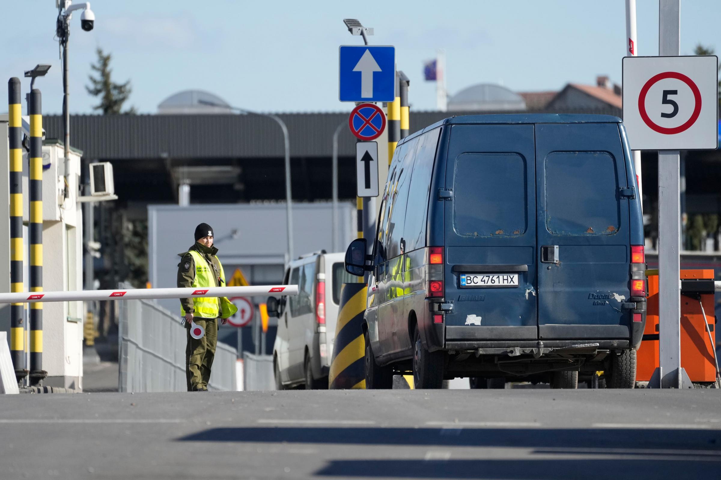 Polish PM makes border crossing pledge after blockades by farmers